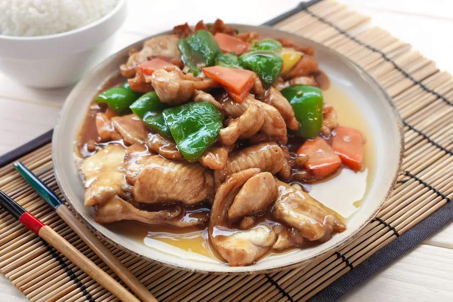 Куриное филе жареное с овощами